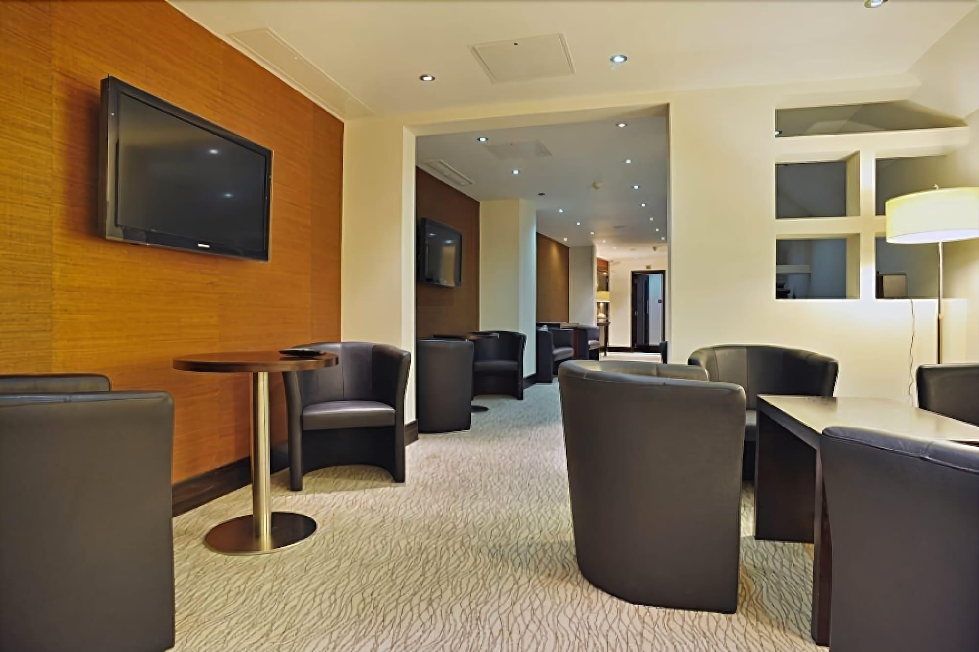 Montcalm Brewery, London City Екстериор снимка The lounge at London Heathrow Airport