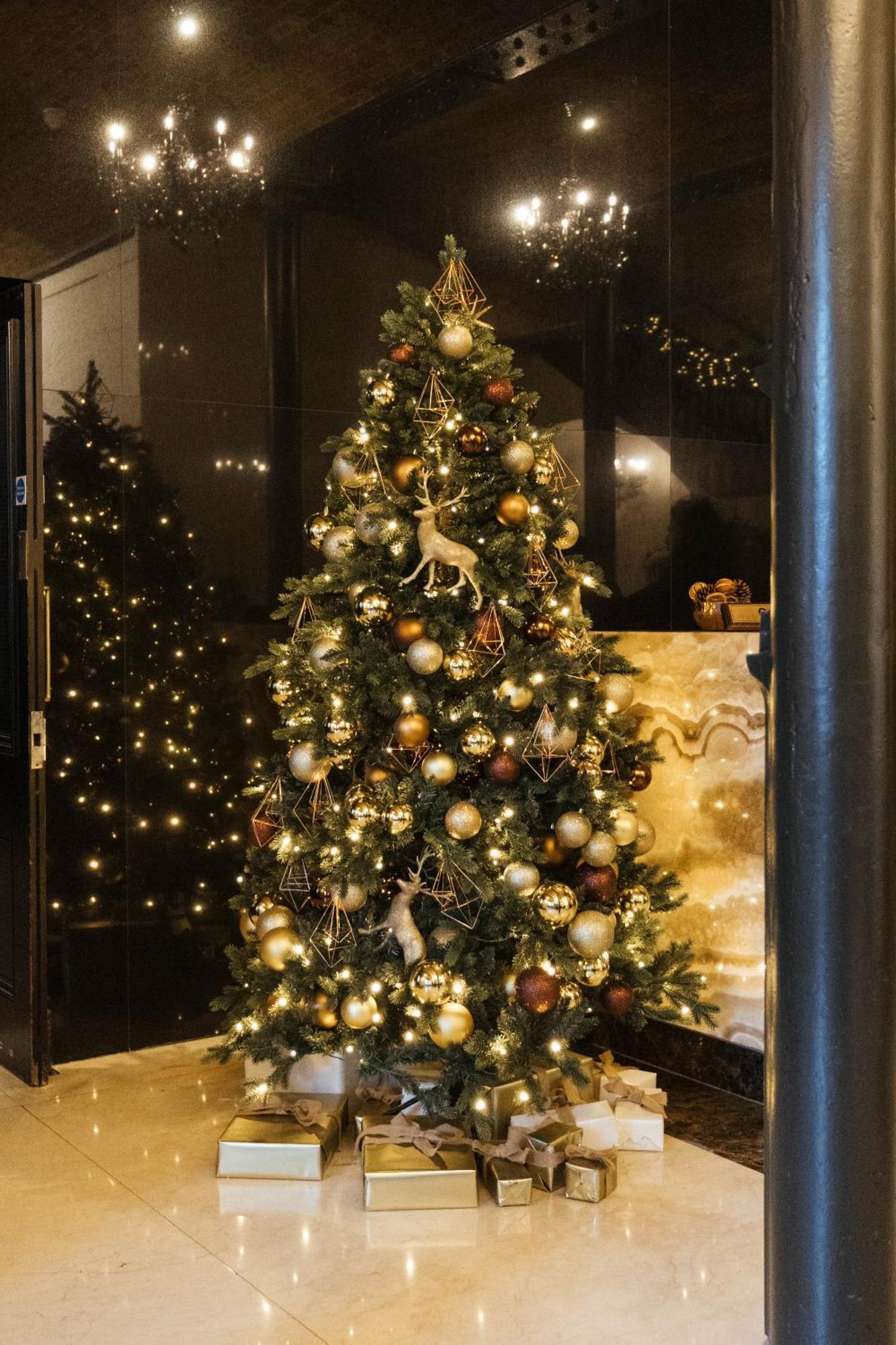 Montcalm Brewery, London City Екстериор снимка A Christmas tree in the lobby of the Four Seasons Hotel, Hong Kong
